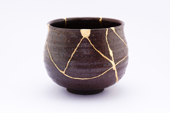 Kintsugi,Bowl.,Gold,Cracks,Restoration,On,Old,Japanese,Pottery,Restored